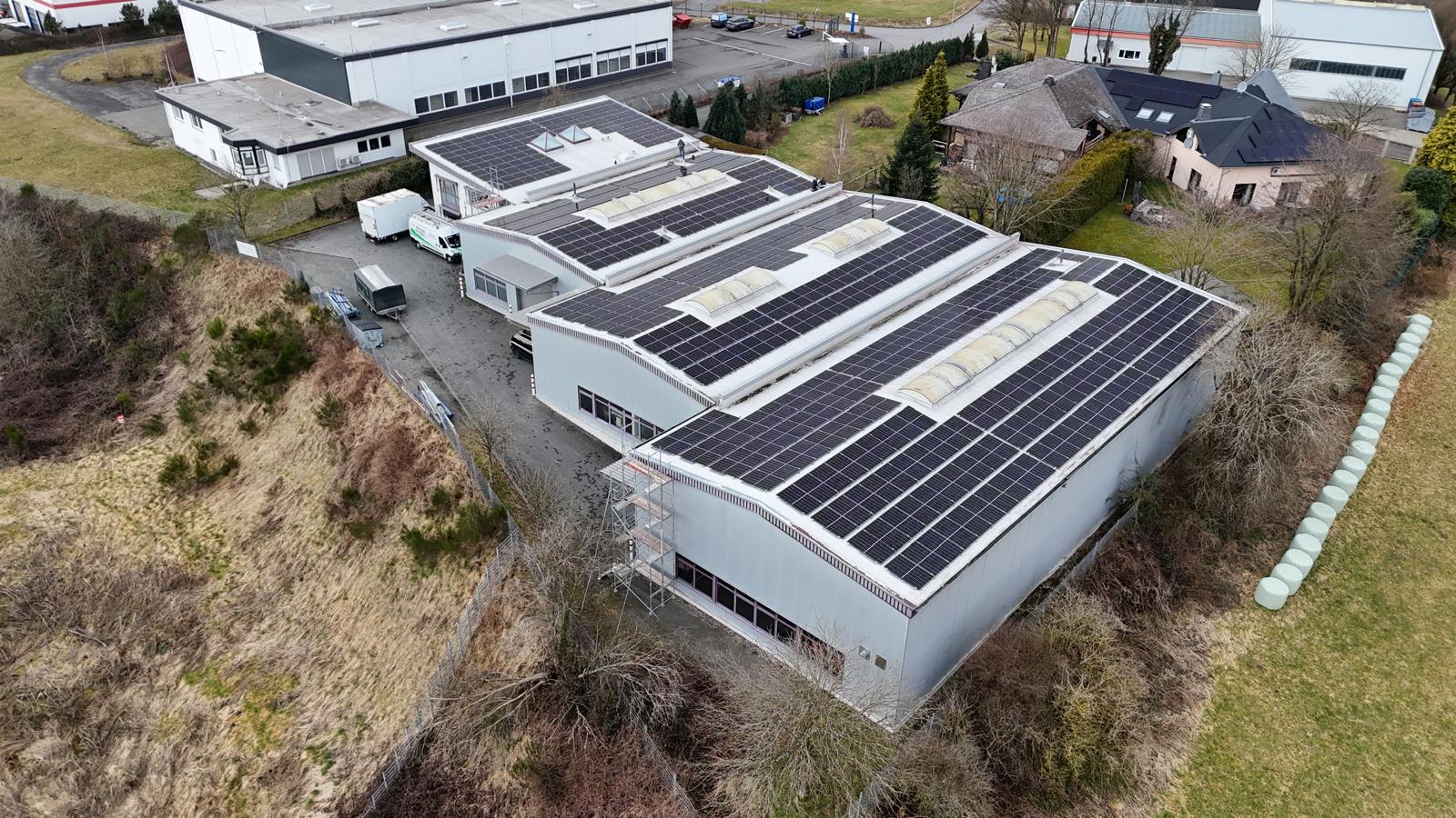 Drohnenaufnahme der PV-Anlage auf einem Gewerbedach