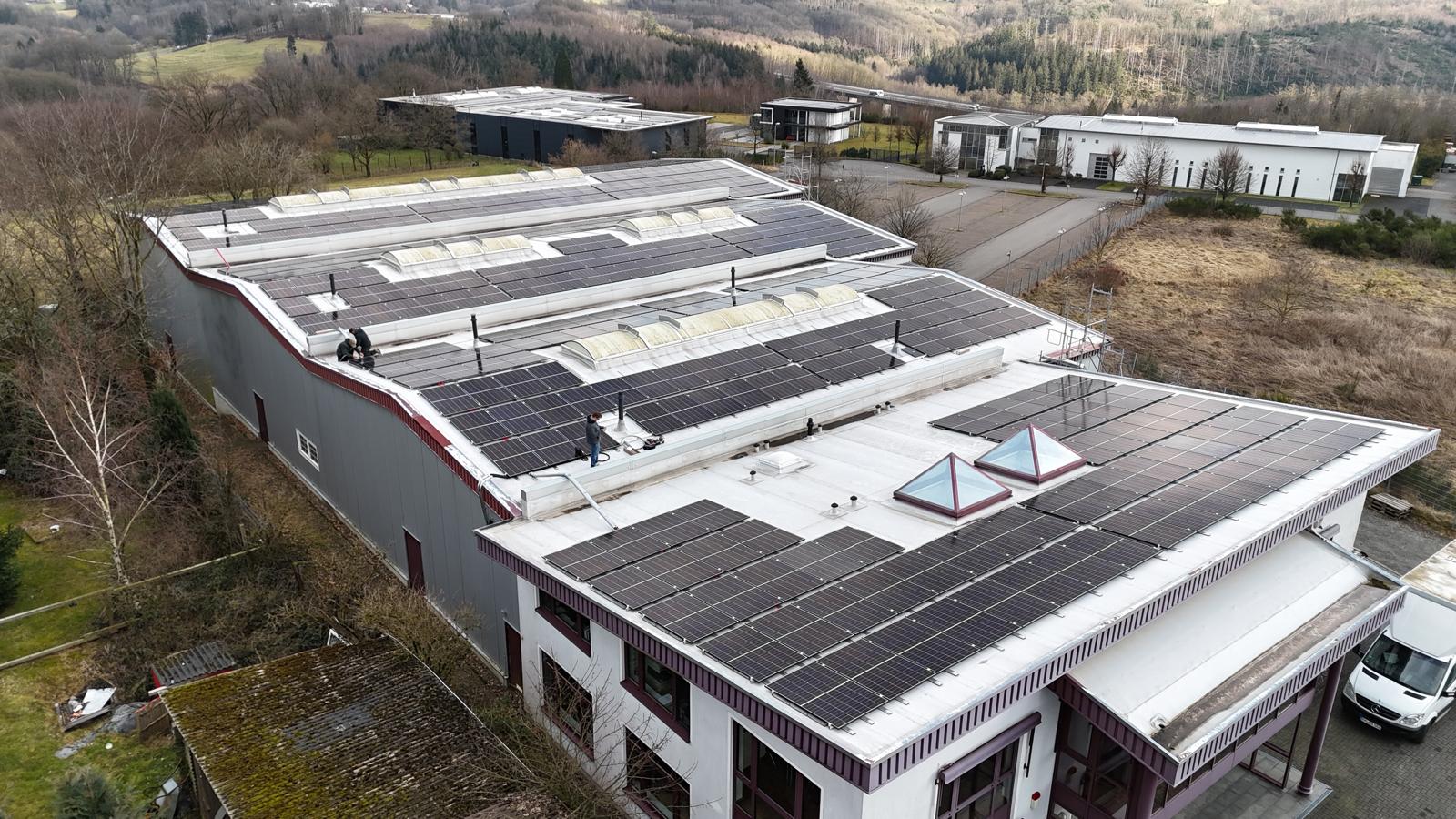 Hallendach mit montierter PV-Anlage