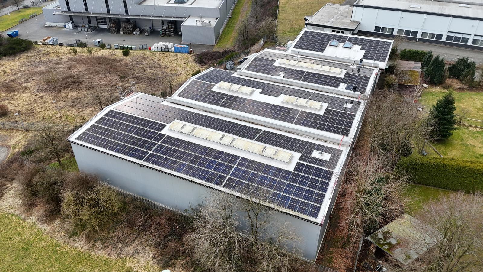 PV-Belegung auf Hallendach mit Lichtkuppeln